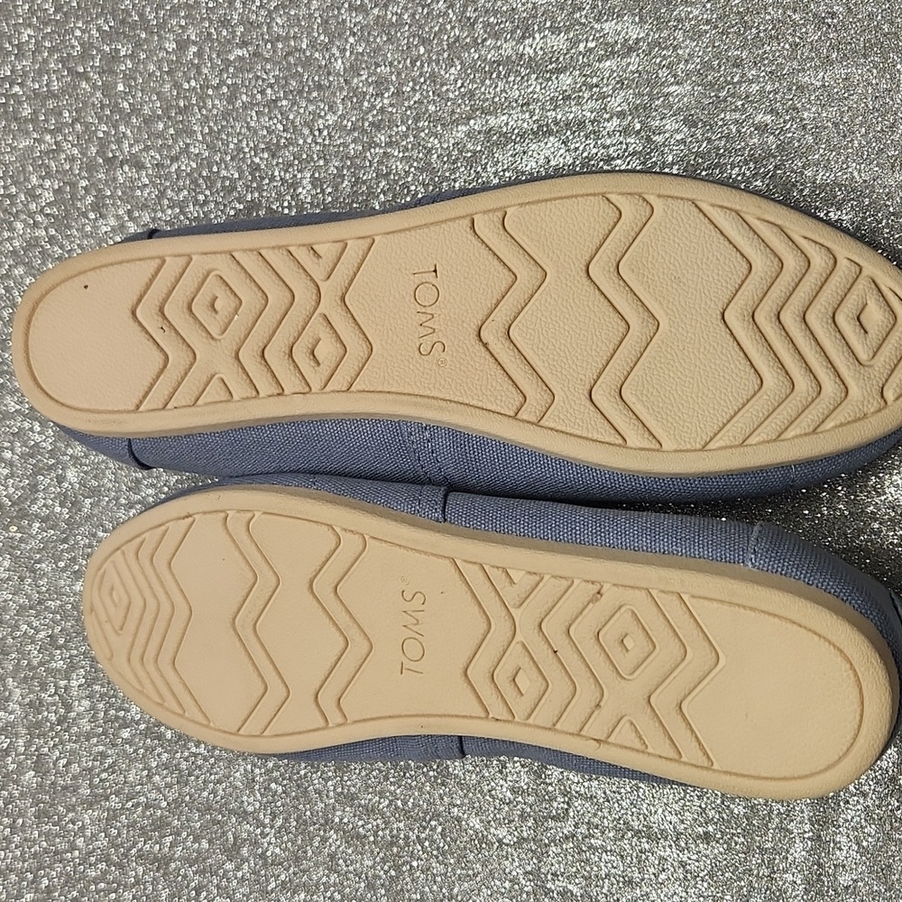 Tom's shoes new without tag - Picture 3 of 3